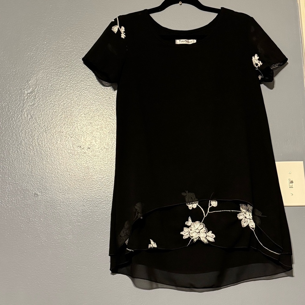 TianShun Black Floral Embroidered Top